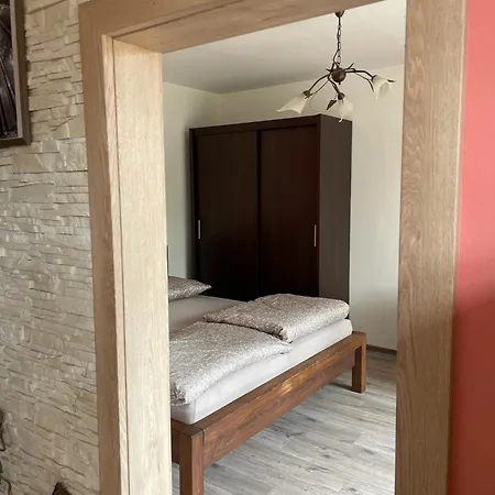 Utulny, Plne Vybaveny V Plane Nad Luznici